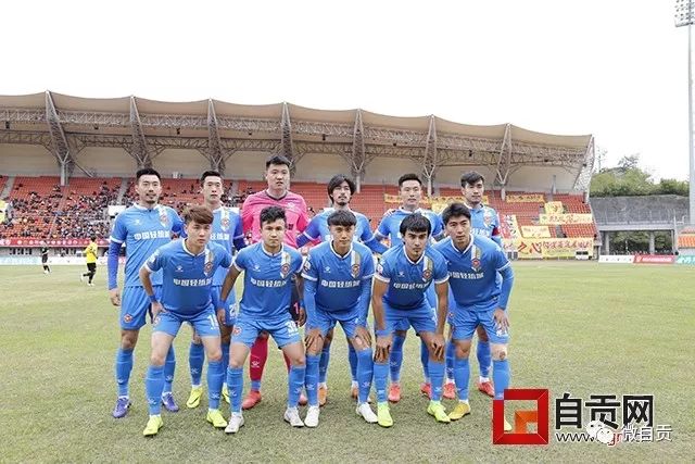 华丽！詹姆斯冷静送出精准传球 VJ轻松完成空中扣篮